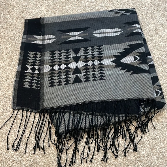 Aztec pattern scarf - Picture 2 of 3
